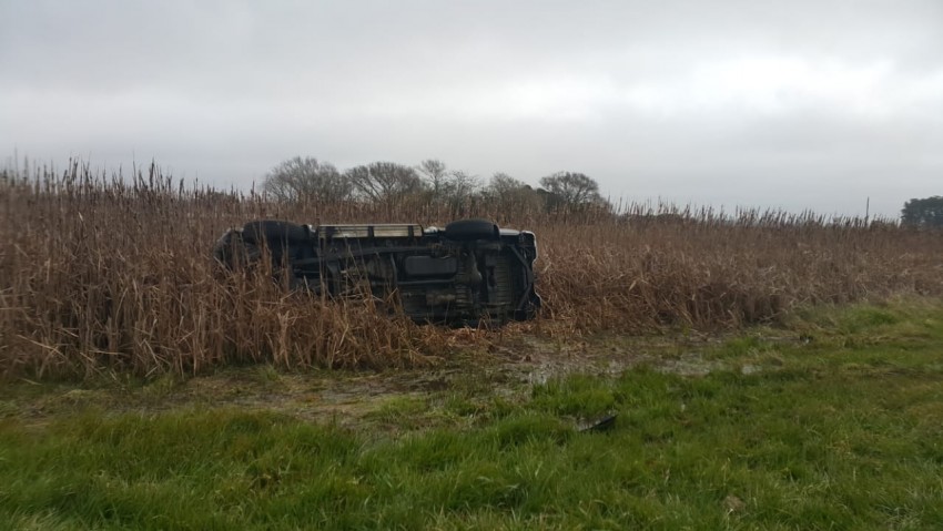 Bomberos asistieron a un automovilista que volc en Ruta 56