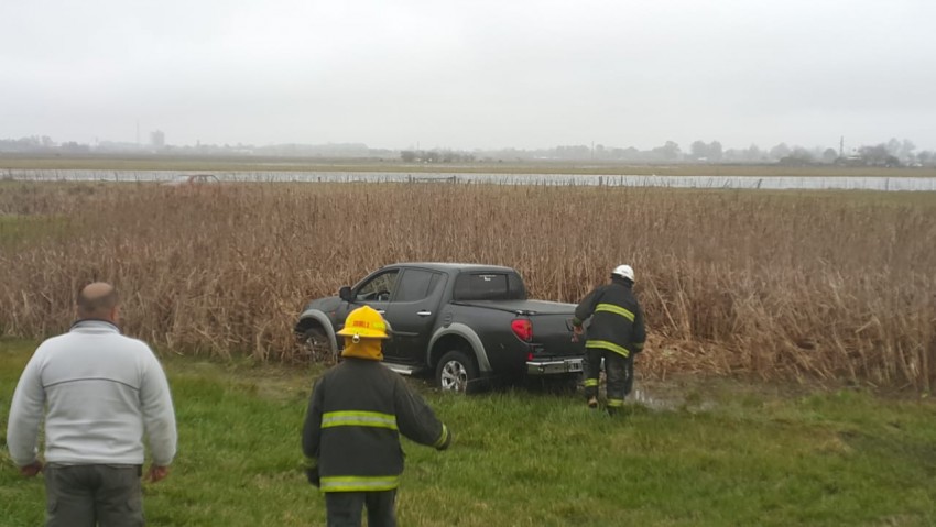 Bomberos asistieron a un automovilista que volc en Ruta 56