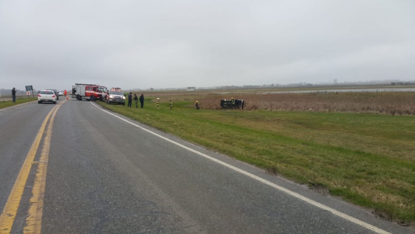 Bomberos asistieron a un automovilista que volc en Ruta 56