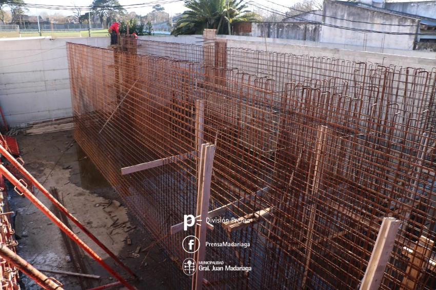 Cisterna de agua: Avanzan con el relleno de otro tabique exterior