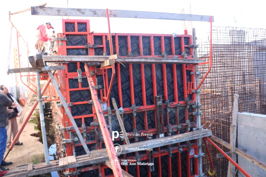 Cisterna de agua: Avanzan con el relleno de otro tabique exterior