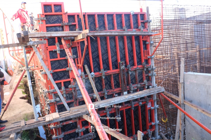 Cisterna de agua: Avanzan con el relleno de otro tabique exterior
