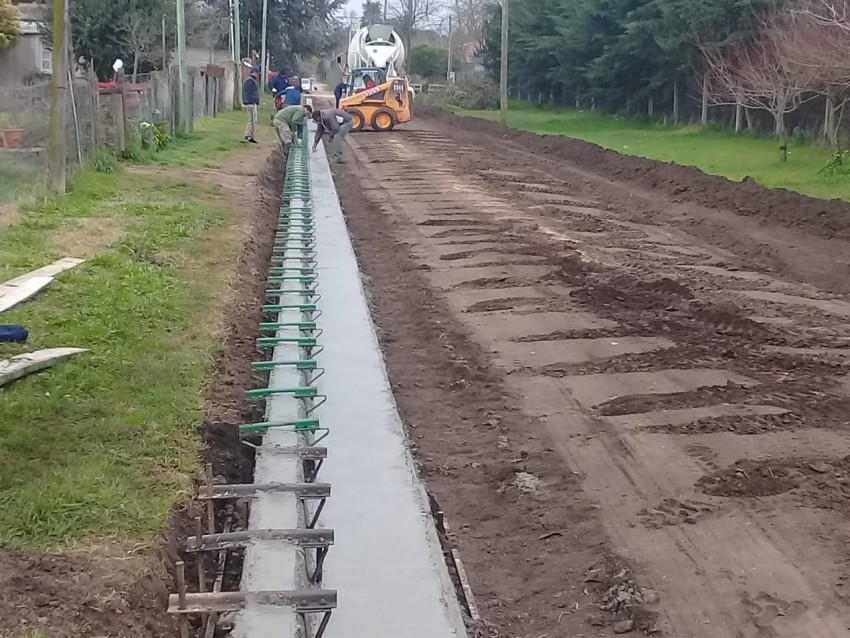 Volcaron el hormign del cordn cuneta en calle Pampa