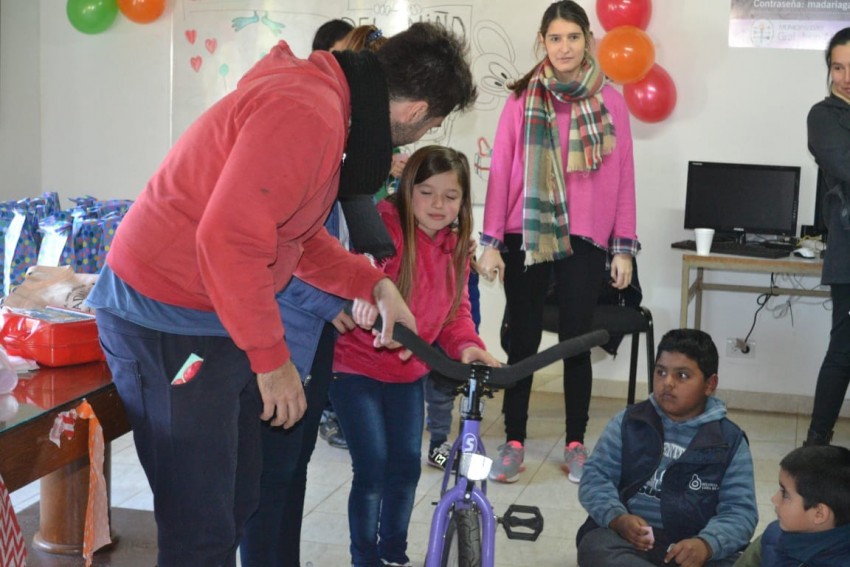 Ms de 30 chicos festejaron el da del nio en Macedo con juegos, rega