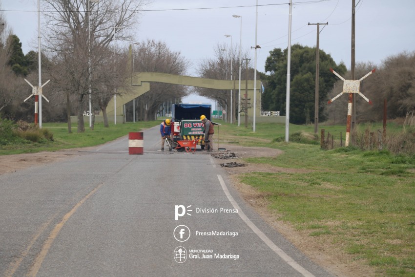 Iniciaron el bacheo en el paso nivel de calle Illia