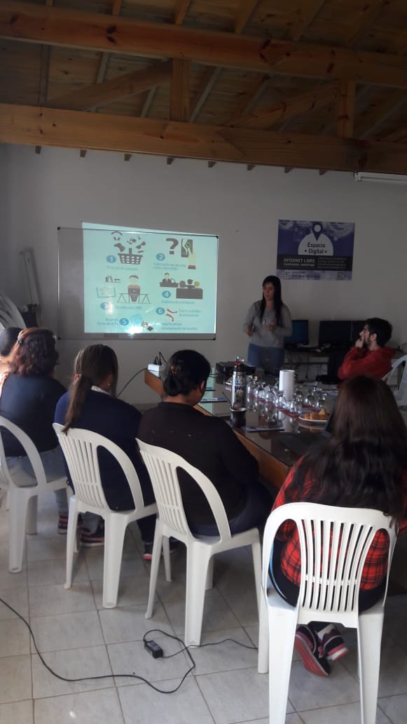 Vecinos de Macedo se instruyeron sobre sus derechos como consumidor