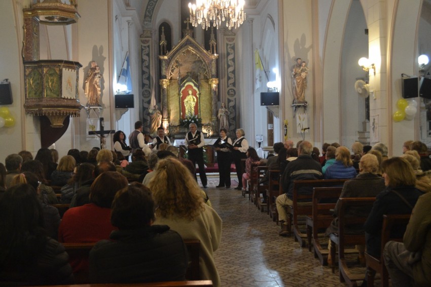 El Coro Municipal hizo su presentacin con un excelente marco de pbli