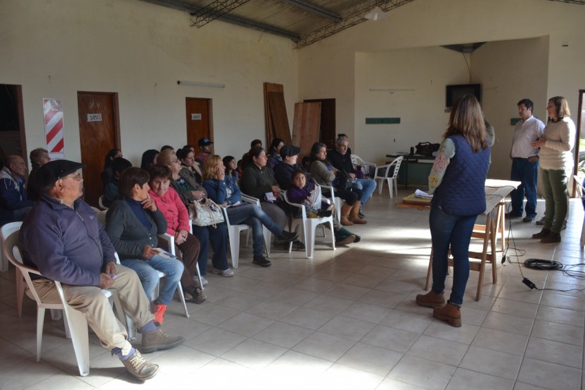 Con buena participacin de vecinos se realiz charla sobre la entrega 