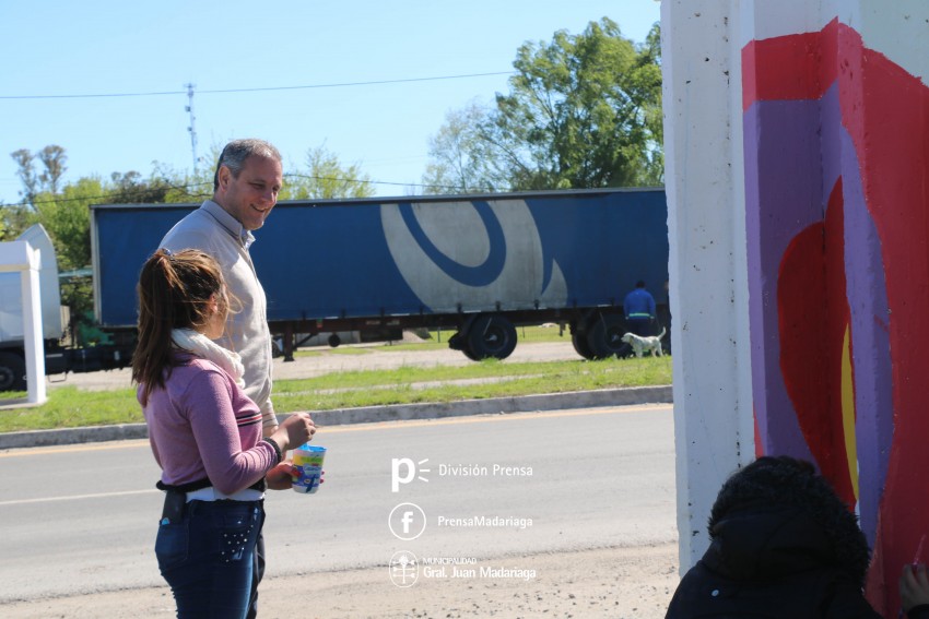 Alumnos de la Secundaria N 6 realizan un mural de pintura en una gari
