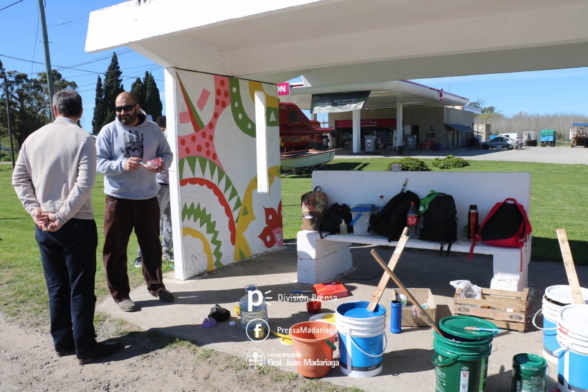 Alumnos de la Secundaria N 6 realizan un mural de pintura en una gari