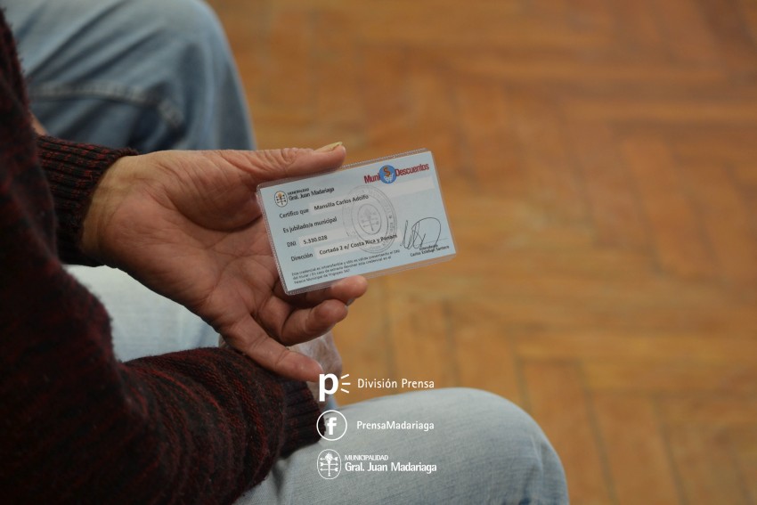 Muni-Descuentos: se realiz la entrega de credenciales a jubilados mun