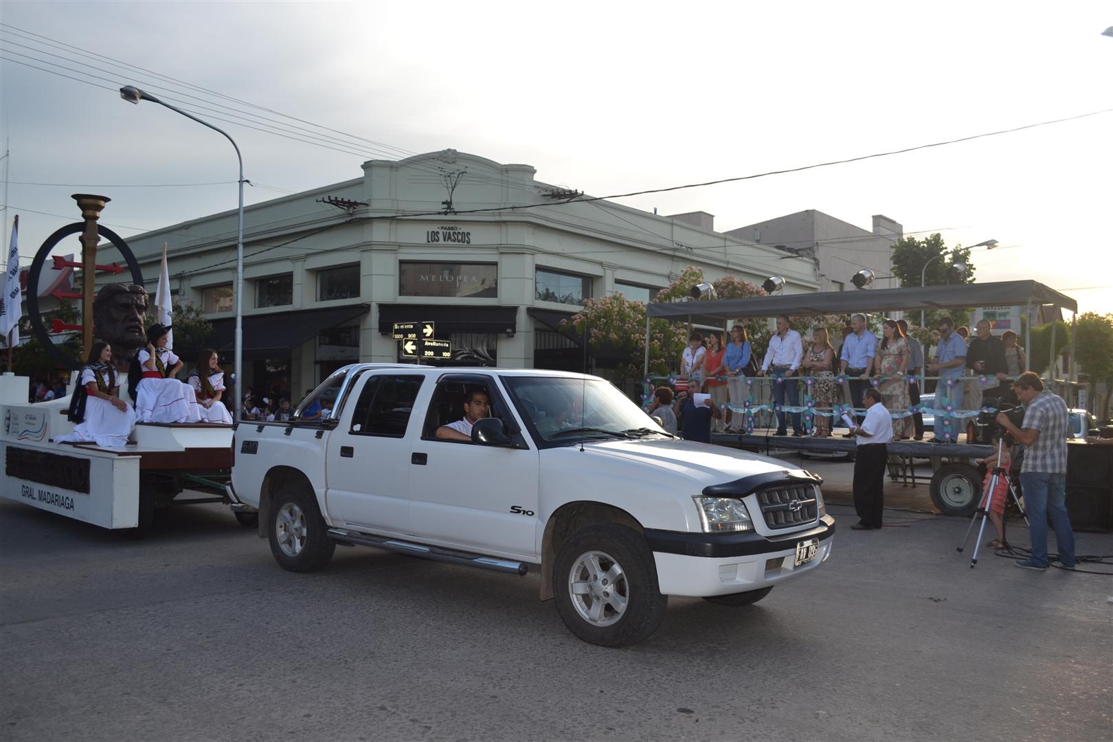 Popovich recibi a las reinas y asisti al desfile