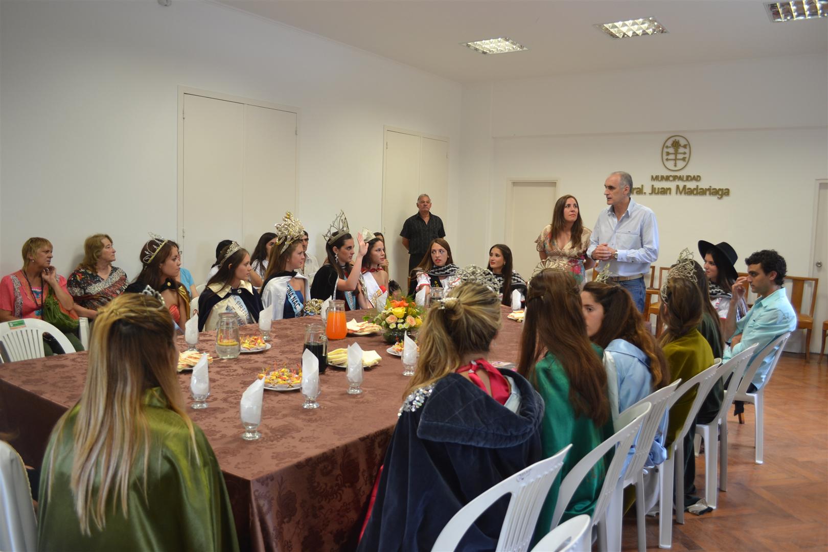 Popovich recibi a las reinas y asisti al desfile