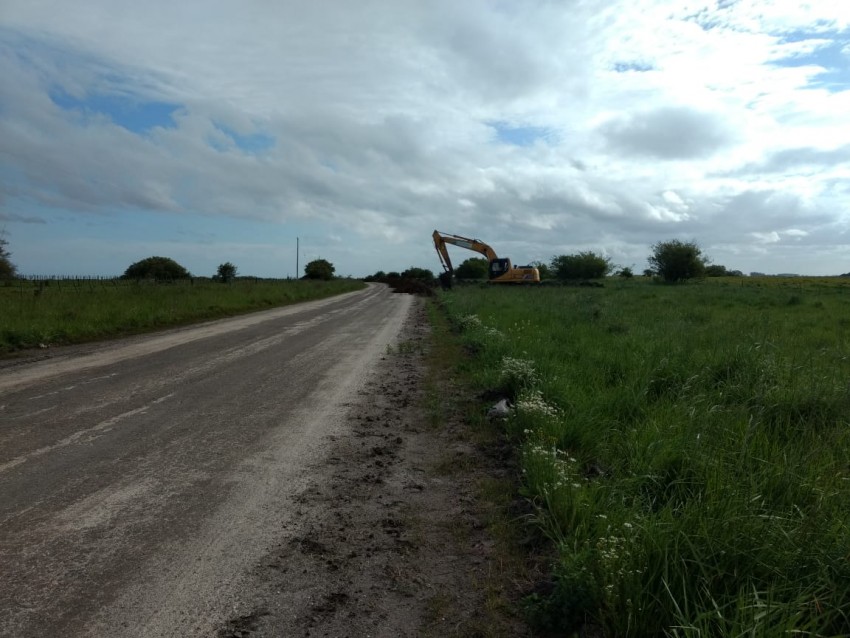La CASER realiza trabajos en el camino a La Salada