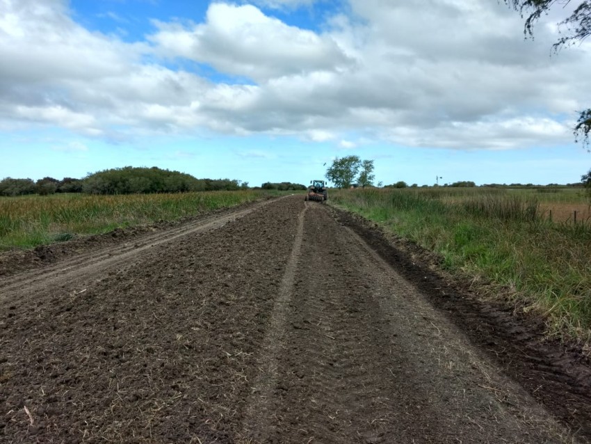 La CASER realiza trabajos en el camino a La Salada