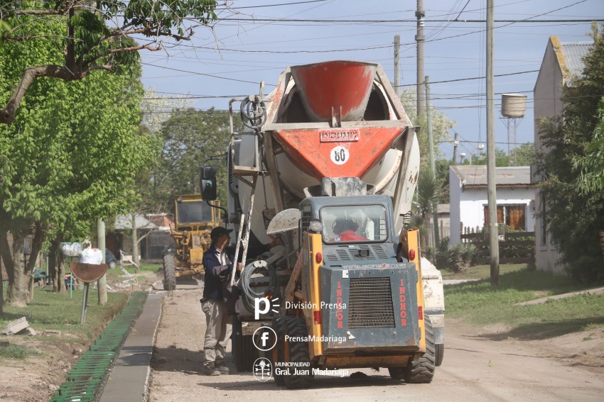 Hormigonaron otros 100 metros de cordón cuneta