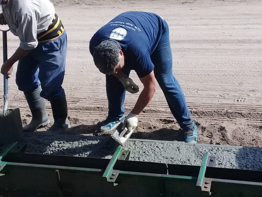 Hormigonaron otros 100 metros de cordón cuneta