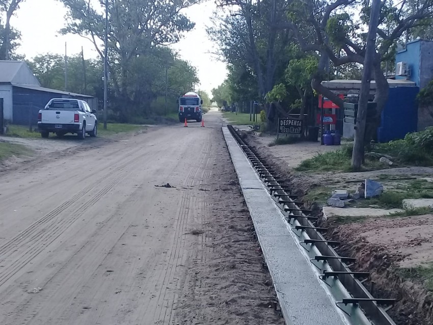 Hormigonaron otros 100 metros de cordón cuneta