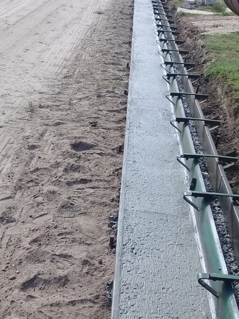 Hormigonaron otros 100 metros de cordón cuneta