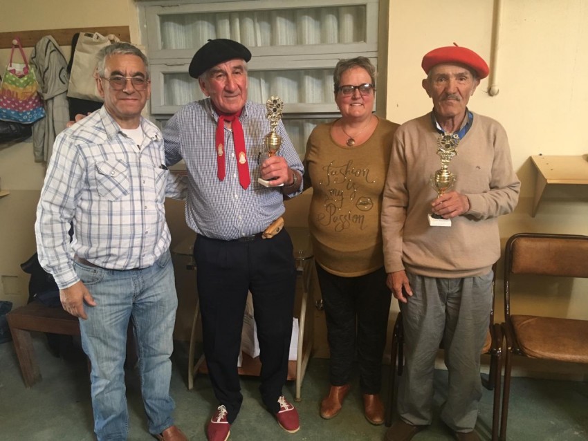 Abuelos bonaerenses participaron del primer torneo de tejo organizado 