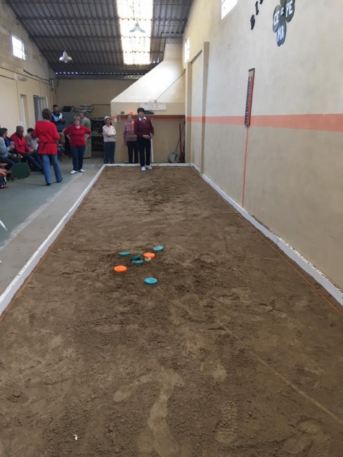 Abuelos bonaerenses participaron del primer torneo de tejo organizado 