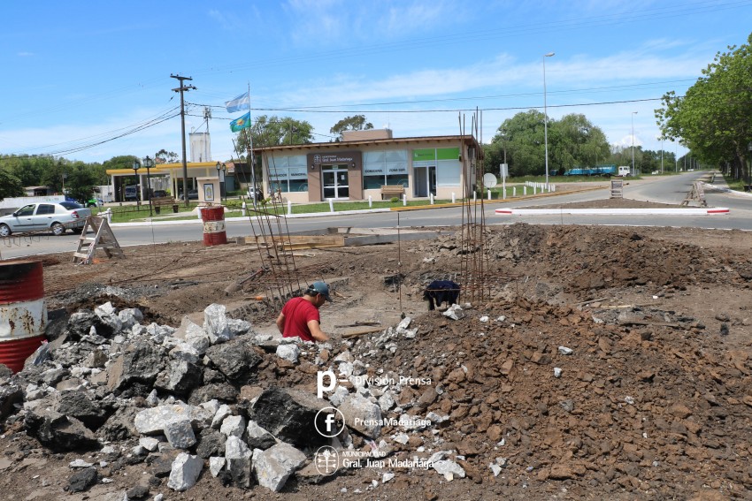 Comenzaron los trabajos para confeccionar la fuente de la rotonda de I