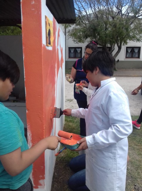 Sigue la decoraci�n de garitas: Los j�venes eligieron estampas de la r