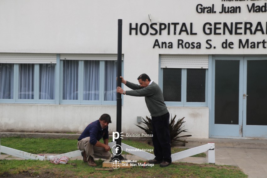 Instalaron faroles ornamentales en el ingreso al Hospital Municipal