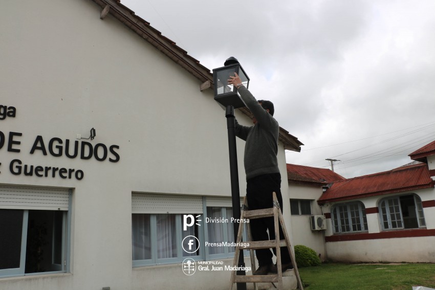 Instalaron faroles ornamentales en el ingreso al Hospital Municipal