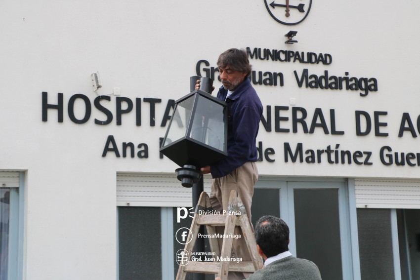 Instalaron faroles ornamentales en el ingreso al Hospital Municipal