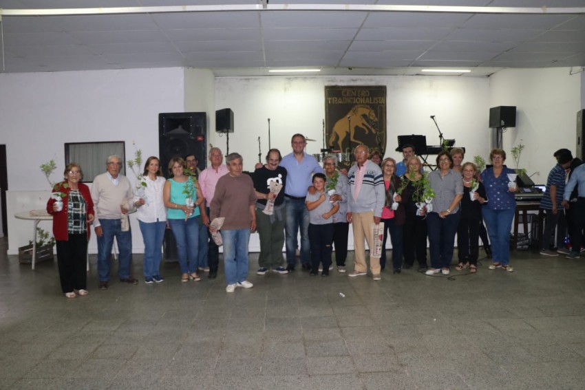 Ms de 400 personas disfrutaron de la cena show por el da del empelad