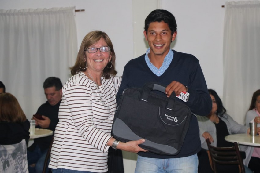 Ms de 400 personas disfrutaron de la cena show por el da del empelad