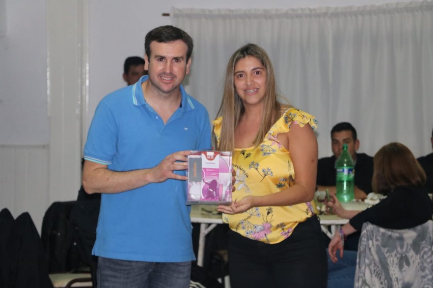 Ms de 400 personas disfrutaron de la cena show por el da del empelad