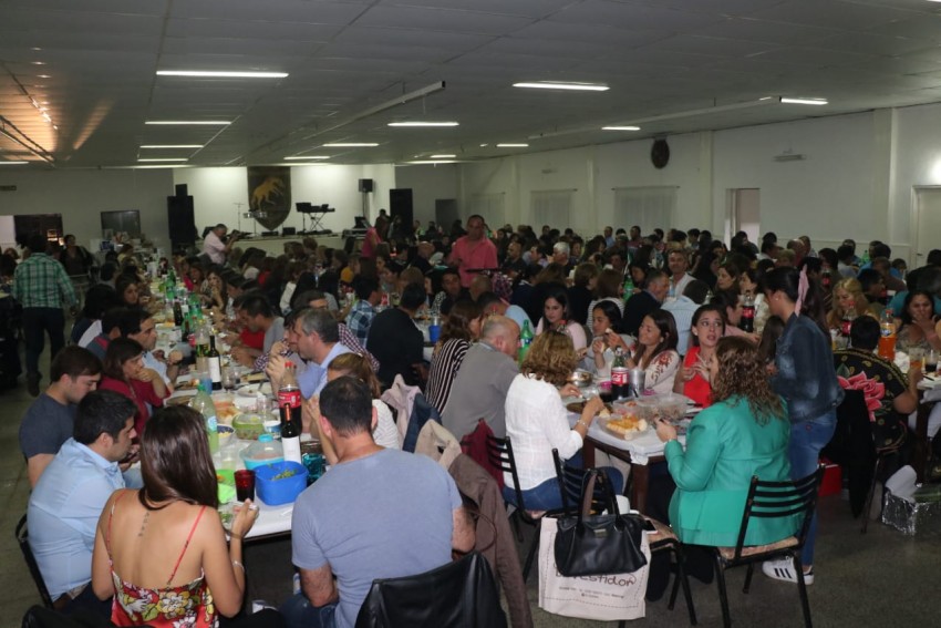 Ms de 400 personas disfrutaron de la cena show por el da del empelad