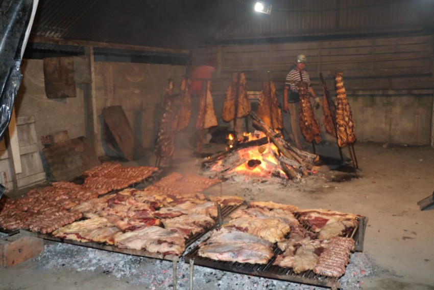 Ms de 400 personas disfrutaron de la cena show por el da del empelad