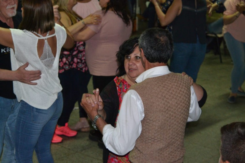 Ms de 400 personas disfrutaron de la cena show por el da del empelad