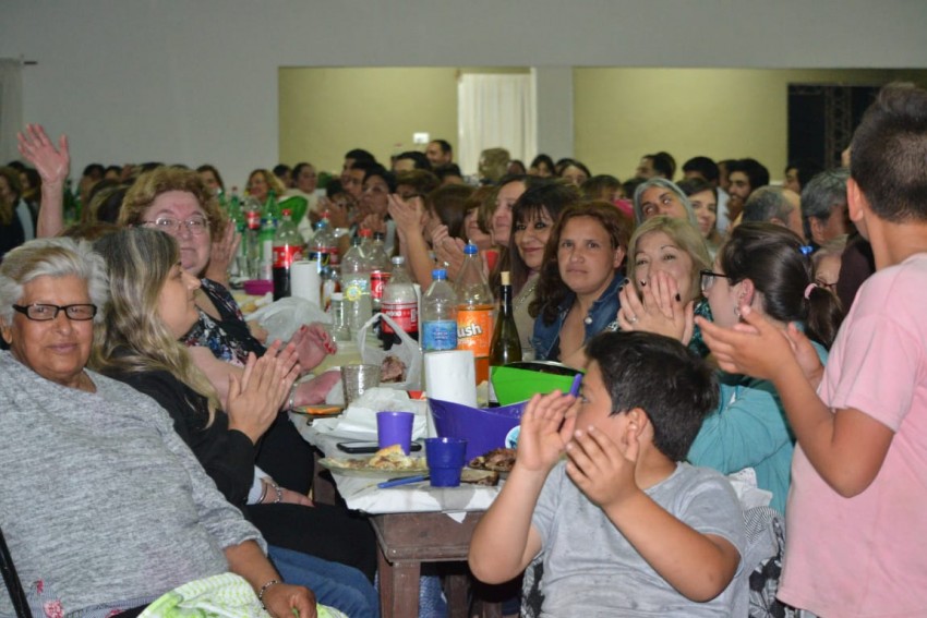 Ms de 400 personas disfrutaron de la cena show por el da del empelad