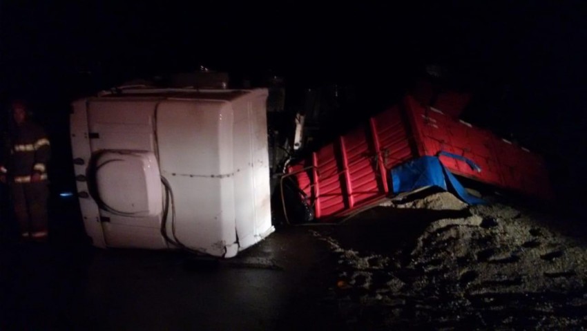 Vuelco de un camin deja un herido en Ruta 74