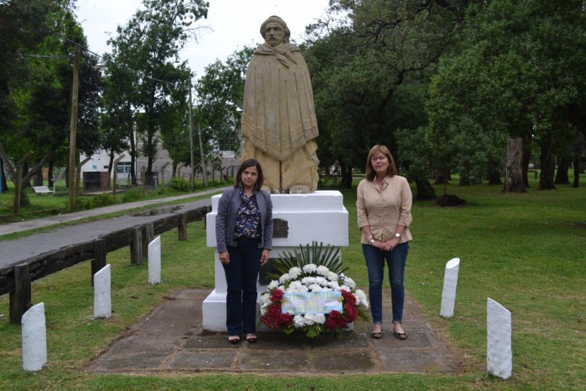 En el da de la tradicin colocaron coronas florales en el monumento a