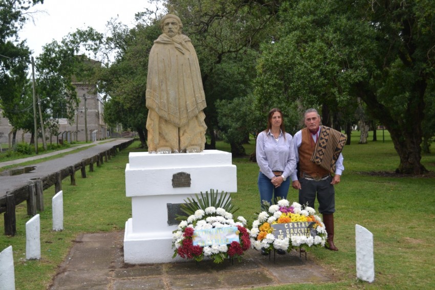 En el da de la tradicin colocaron coronas florales en el monumento a