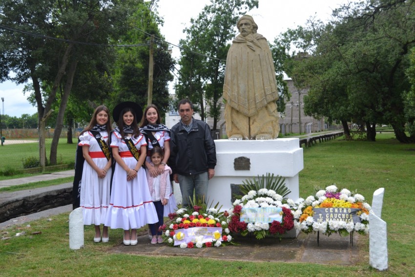 En el da de la tradicin colocaron coronas florales en el monumento a