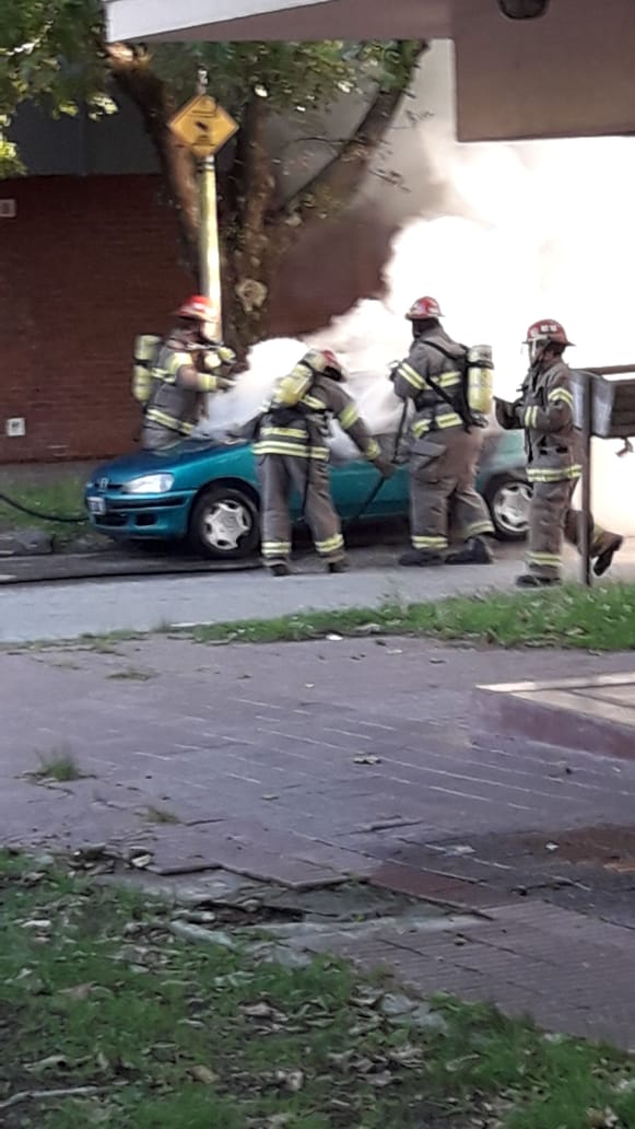 Investigan las causales que provocaron el incendio de un auto esta mad