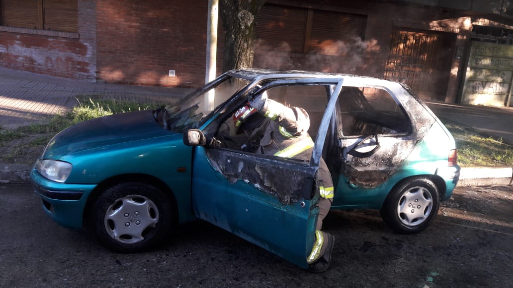 Investigan las causales que provocaron el incendio de un auto esta mad