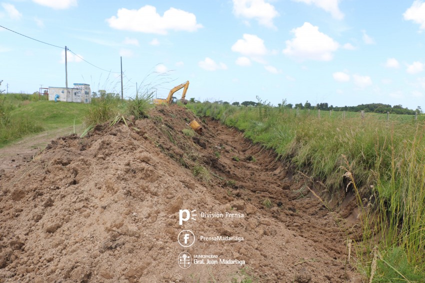 Profundizan un canal a cielo abierto para mejorar el cauce del agua
