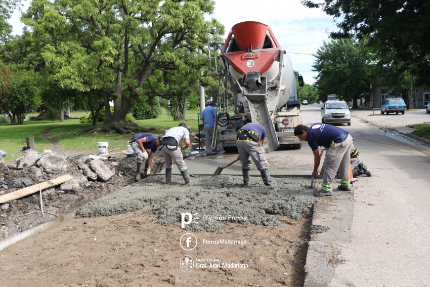 Reparan un importante bache sobre calle Rivadavia