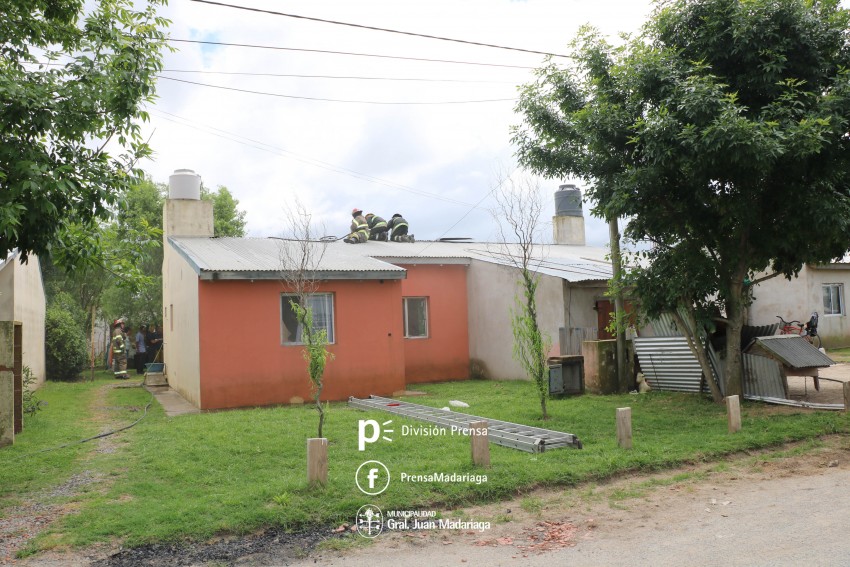 Tres dotaciones combatieron en el incendio en una vivienda