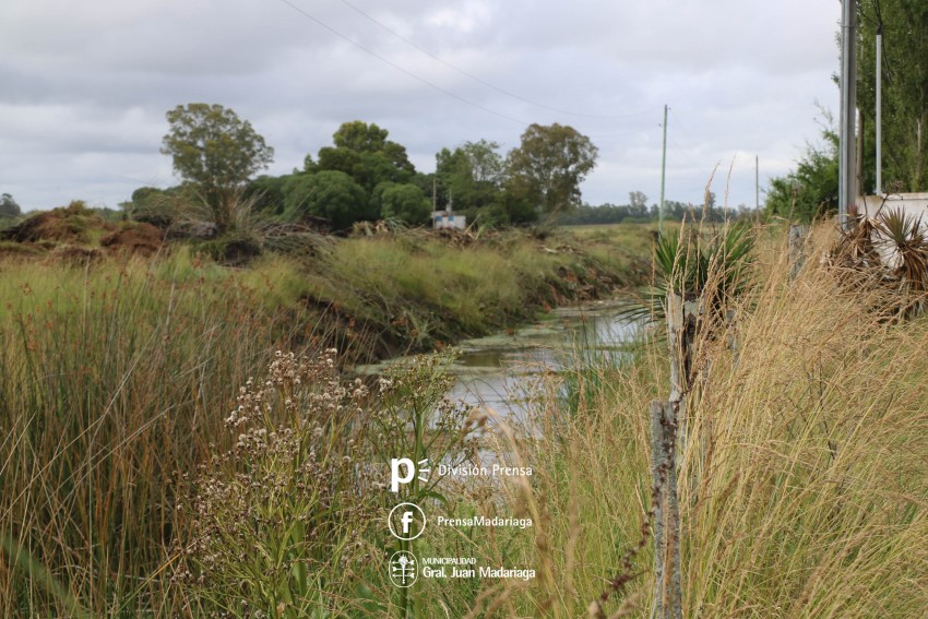 Contina con la limpieza de canales a cielo abierto