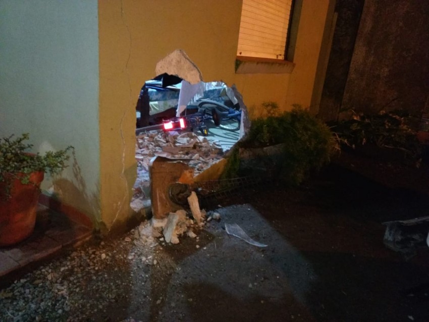 Perdi el control de su camioneta y se incrust contra una casa