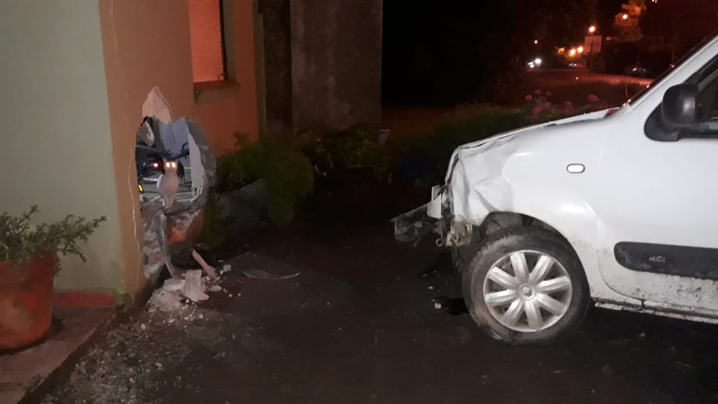Perdi el control de su camioneta y se incrust contra una casa
