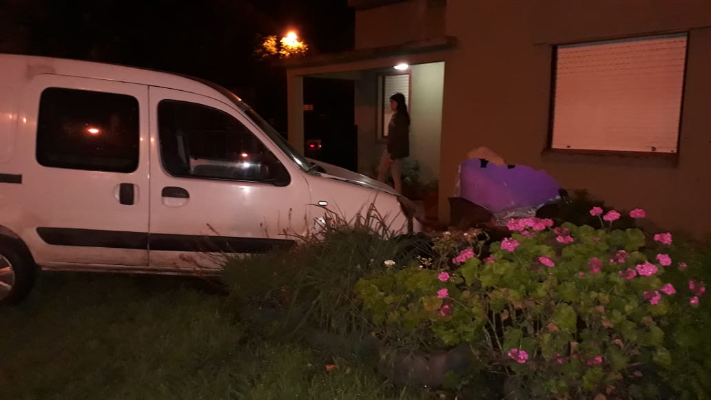 Perdi el control de su camioneta y se incrust contra una casa